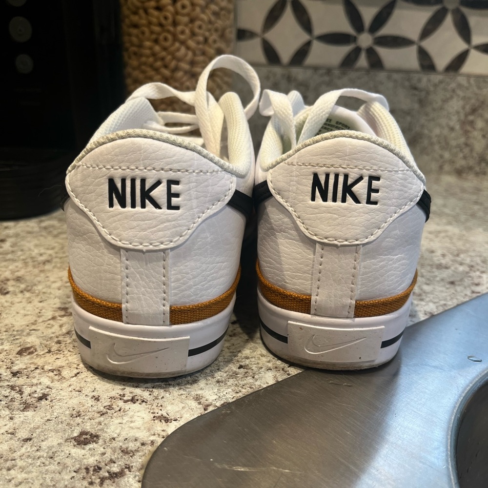 BRAND NEW NIKE COURTSIDE SHOE! -Only worn twice. Womens size 9